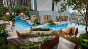 exsim-ciq-project-causewayz-sqaure-jbcc-tower-b-c-d-brixton-coven-dover-tower-facilities-podium-coral-dreamer-pool Coral Dreamer podium pool at Causewayz Square @ JBCC by EXSIM CIQ, featuring family-friendly swimming areas, lounge decks, and shaded relaxation spaces designed for residents to enjoy leisure, exercise, and community activities.